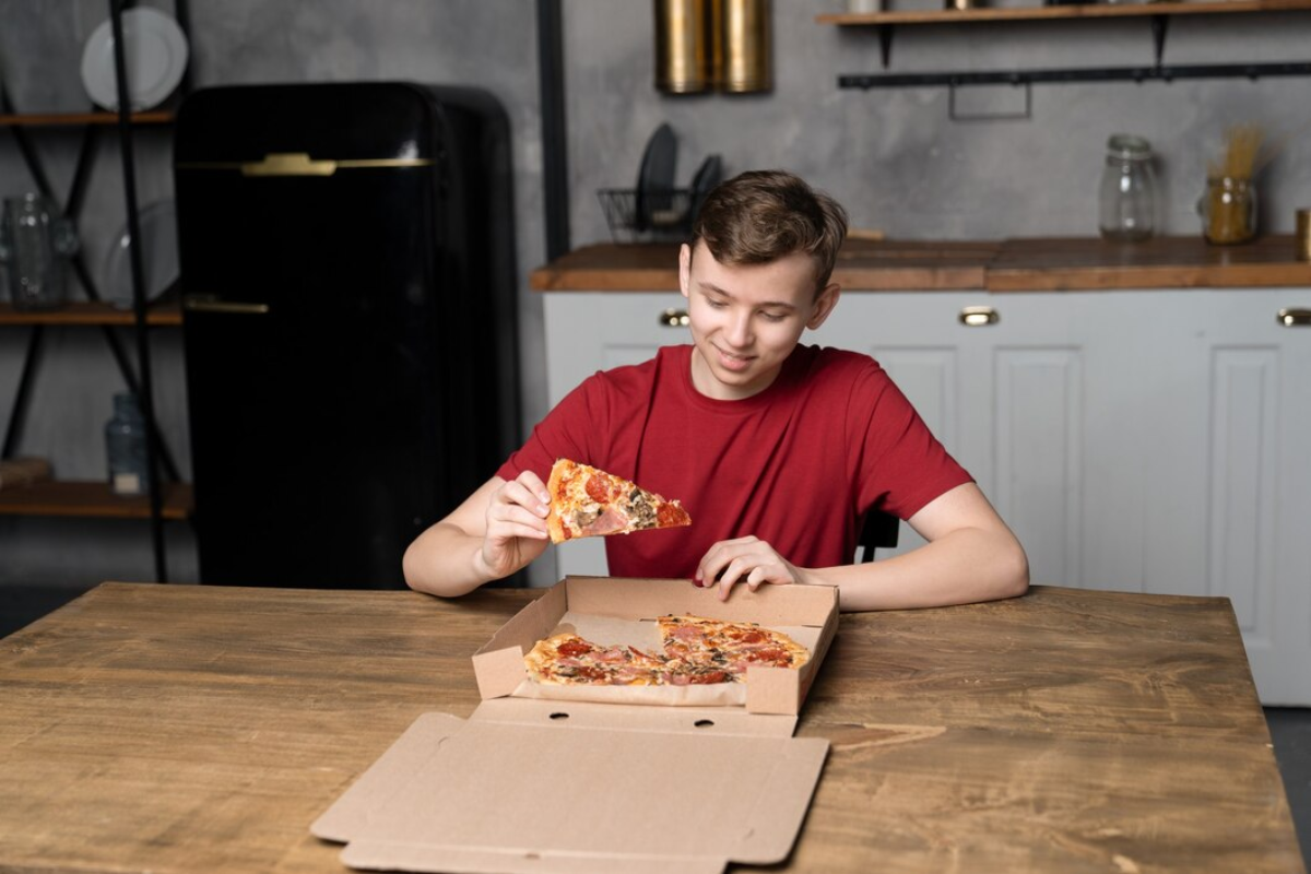 how long is pizza good for in the fridge
