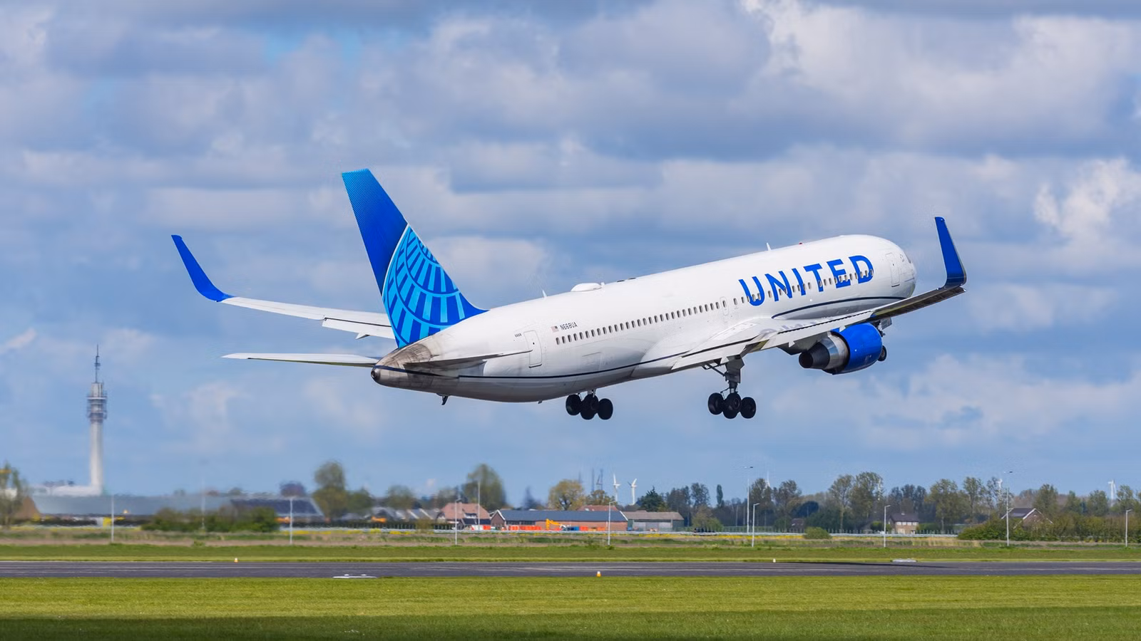united flight ua967 diverted